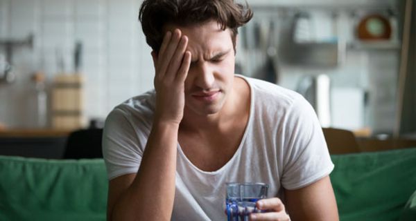 Bei Katerkopfschmerzen sollte kein Paracetamol genommen werden.
