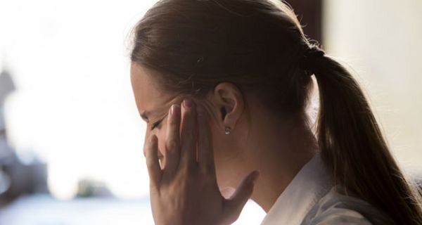 Starke Migräne-Kopfschmerzen belasten Betroffene oft immens.