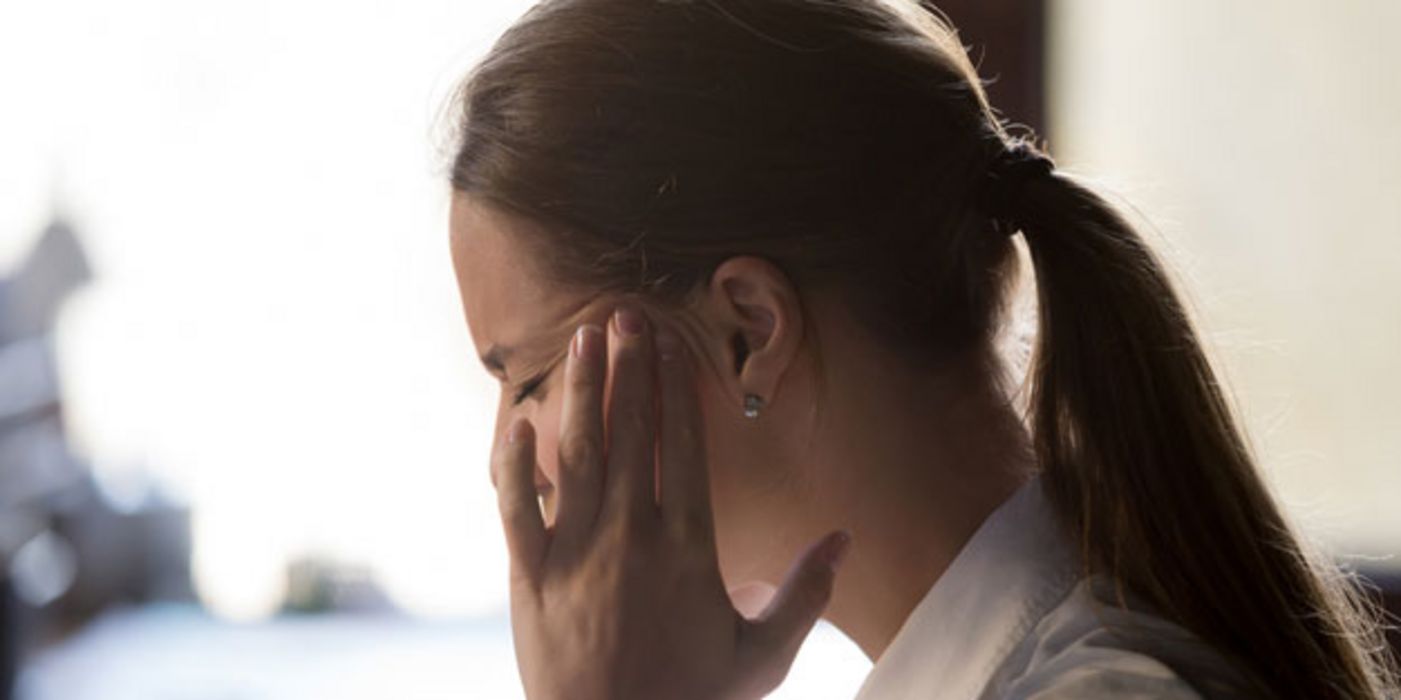 Starke Migräne-Kopfschmerzen belasten Betroffene oft immens.
