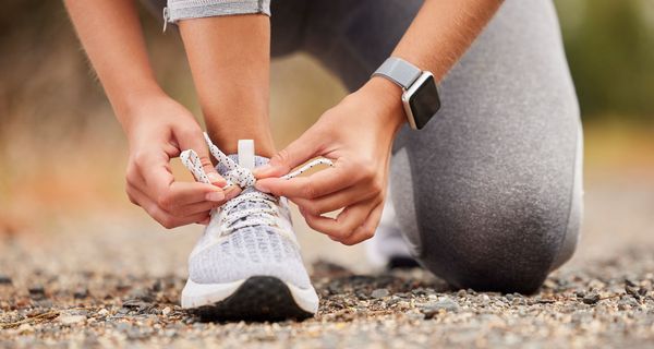 Jogger schnürt seine Schuhe.