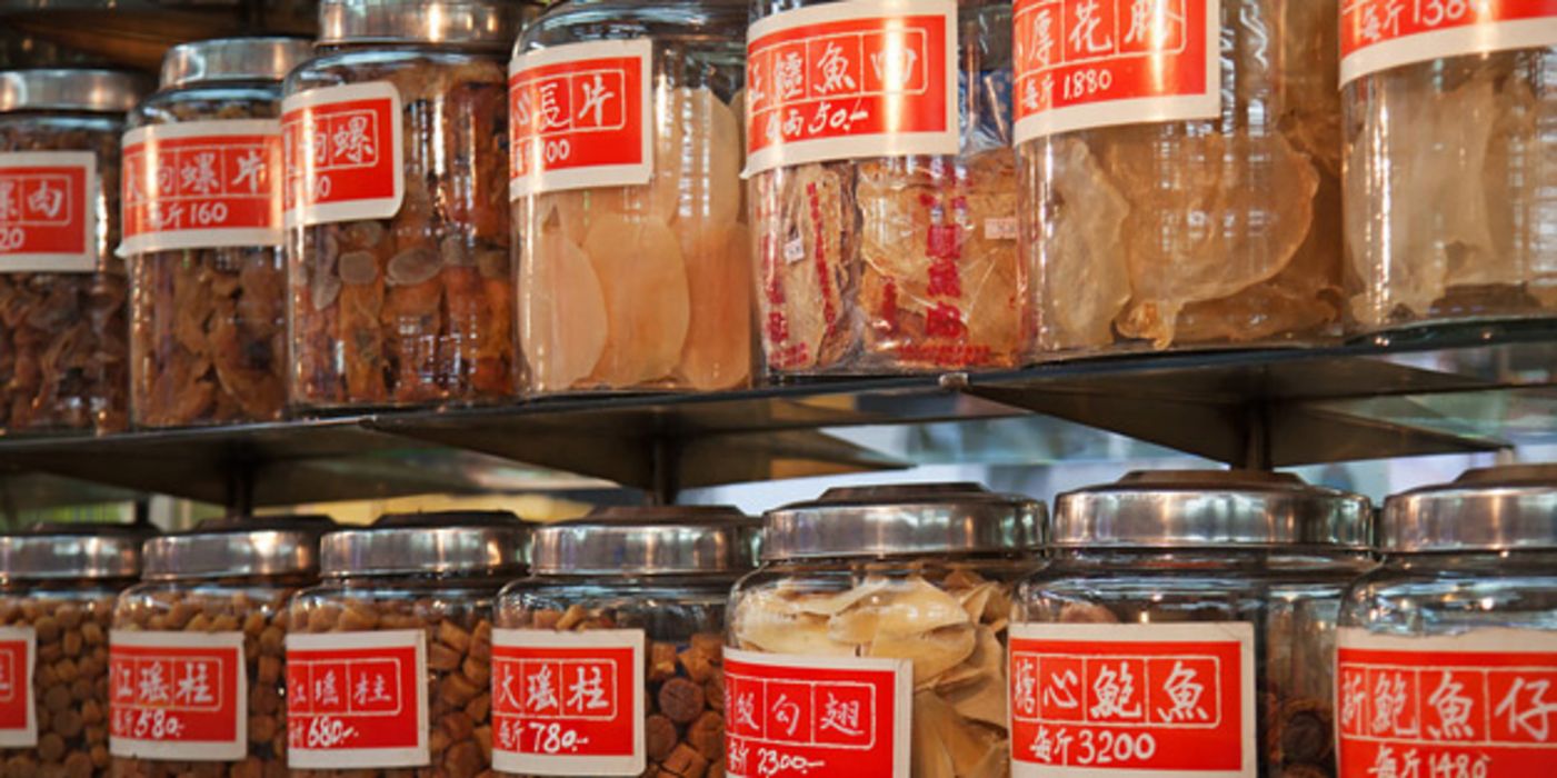 Chinesische Arzneimittel in Gläsern