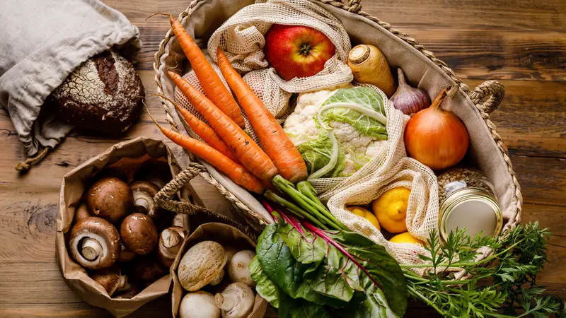 Obst und Gemüse appetitlich in einem Korb.