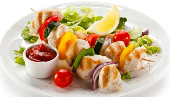 Teller mit Geflügel-Gemüsespieß und Salatgarnitur