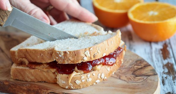 Weißbrot mit Marmelade.