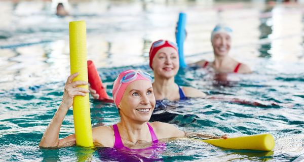 Frauen, machen Wassergymnastik.