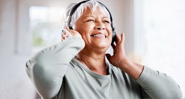 Ältere Frau, hört Musik.