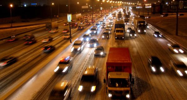 Autobahn mit dichtem Verkehr bei Nacht