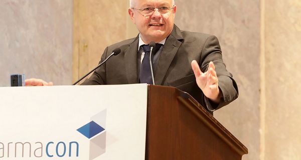 Dr. Andreas Kiefer, Präsident der Bundesapothekerkammer, bei der Eröffnung des internationalen Fortbildungskongresses pharmacon in Meran, Italien.