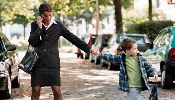 Gestresste Mutter mit Sohn
