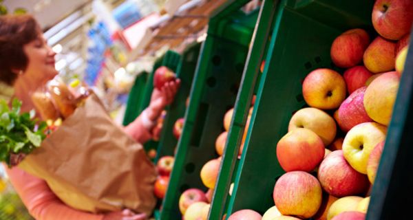 Steige mit Äpfeln im Supermarkt