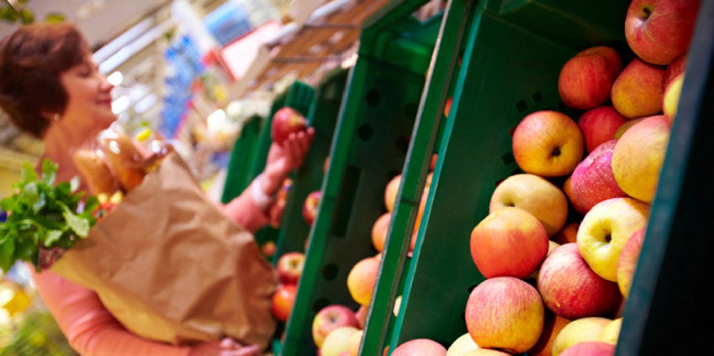 Steige mit Äpfeln im Supermarkt