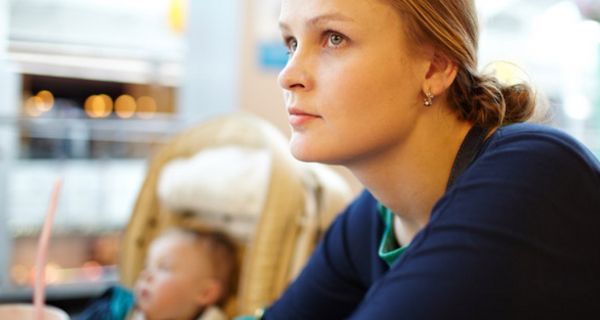 Erschöpfte Mutter mit Baby