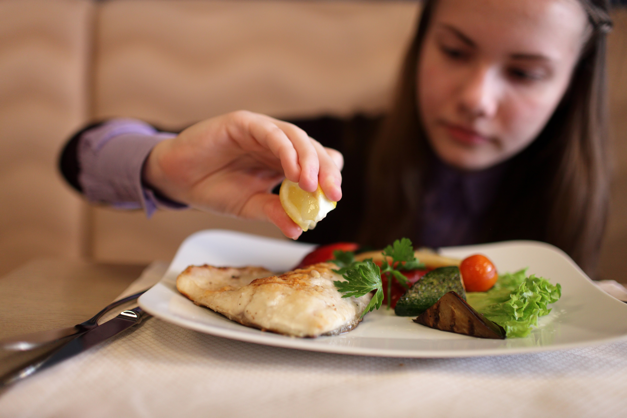  Vitamin B3 steckt vor allem in tierischen Lebensmitteln wie Fisch, Fleisch und Innereien. 
