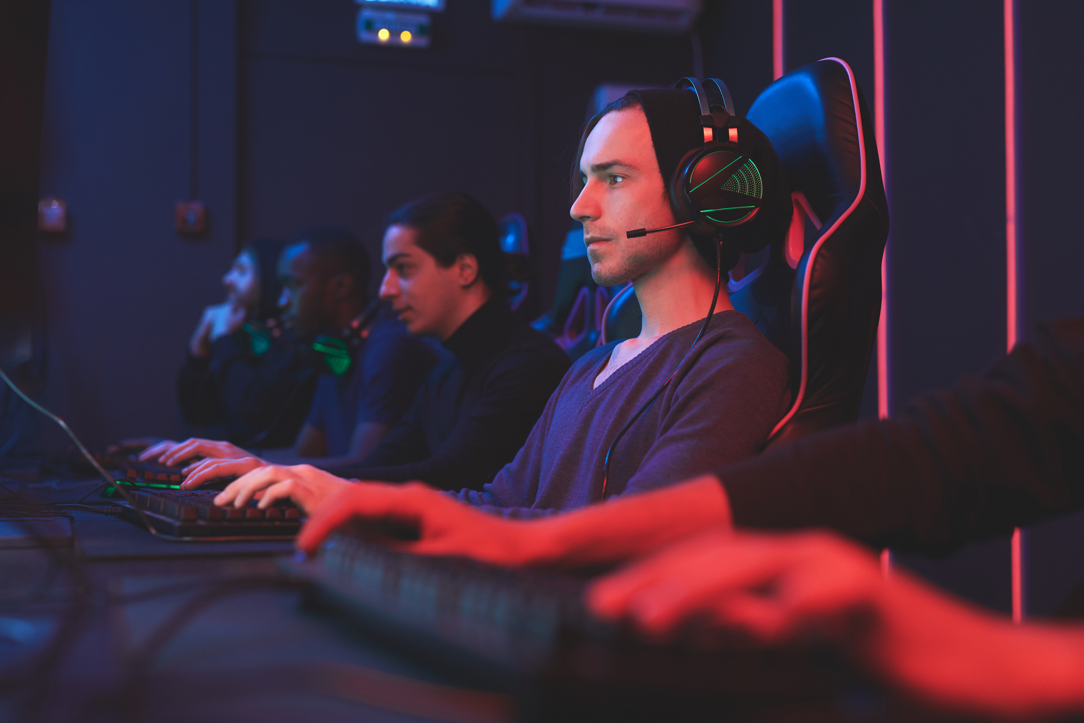 Junger E-Sportler vor dem Computer.