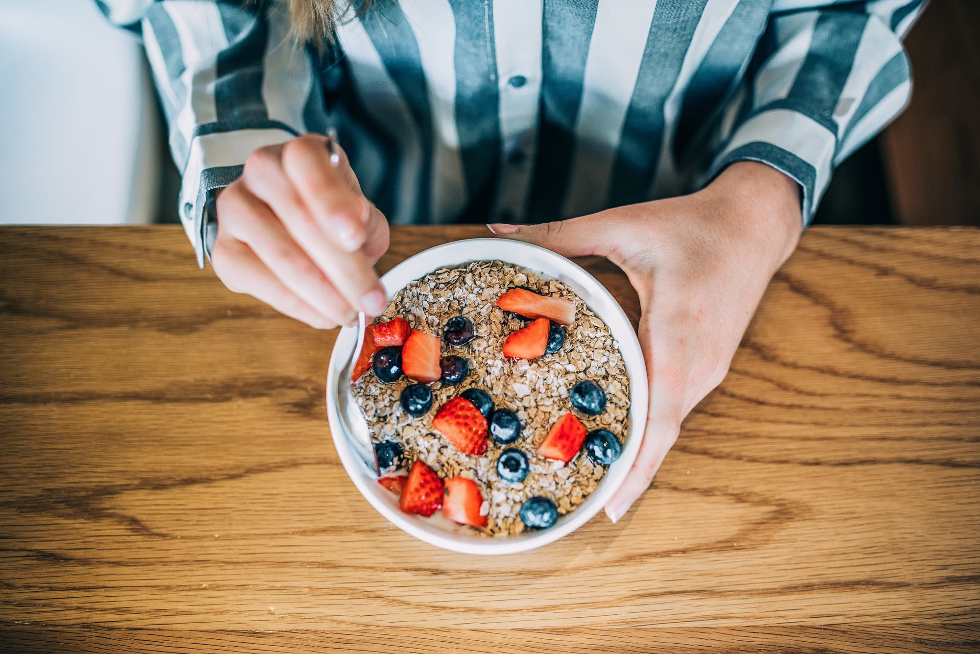 Eine Schüssel mit Müsli und Obst.