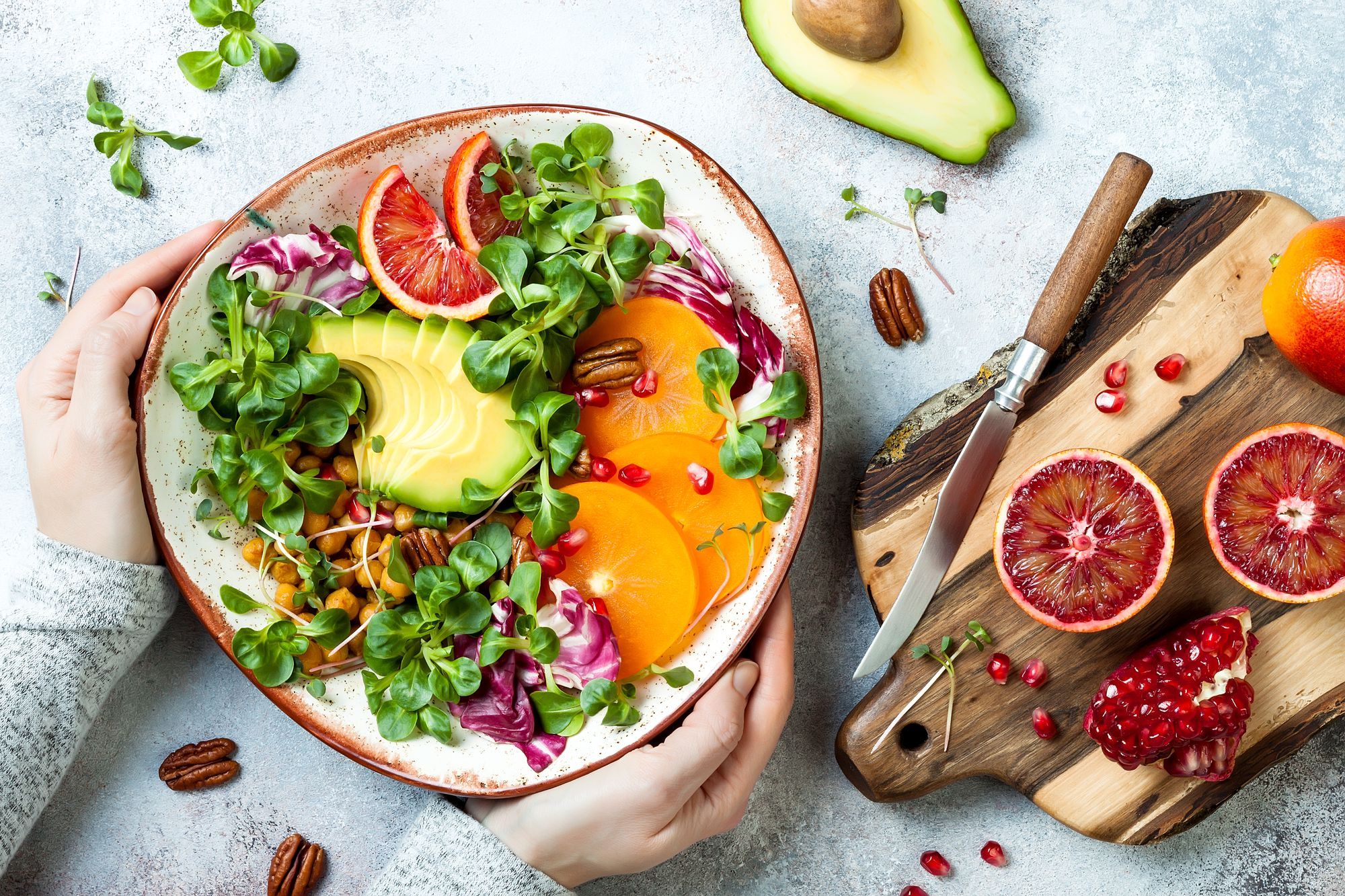 Salat mit Avocado und Orangen.