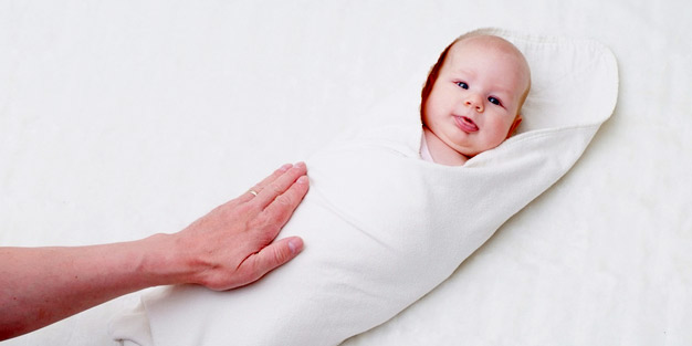 Pucken: Wie sinnvoll ist das feste Wickeln des Babys? | aponet.de